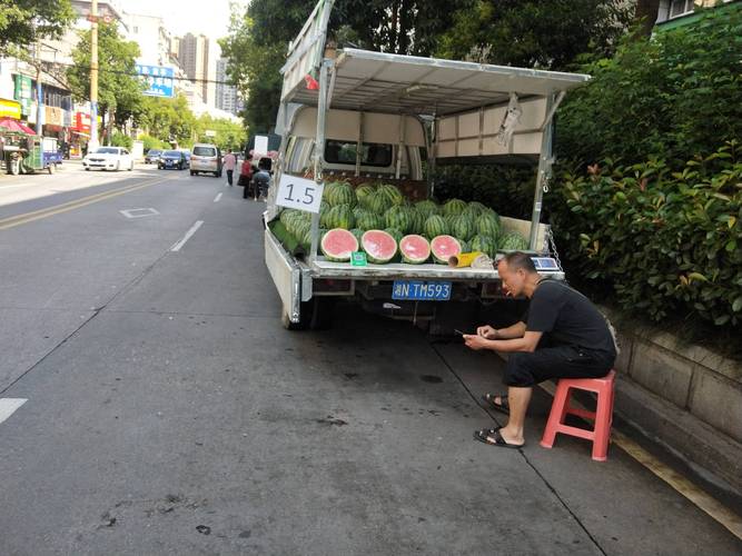 开个货车去摆摊卖水果怎么样？去哪里比较合适？大城市还是乡镇，地摊水果种植图片高清大图。 开个货车去摆摊卖水果怎么样？去哪里比较合适？大城市还是乡镇，地摊水果种植图片高清大图。 蔬菜种植